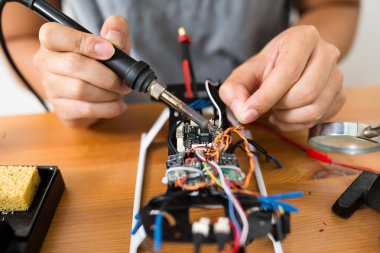 drone onarmak için kaynak kullanan adam