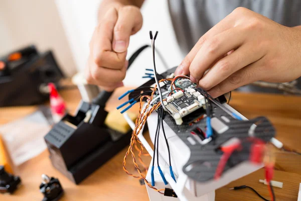 Drohneninstallation auf dem Tisch aus nächster Nähe — Stockfoto