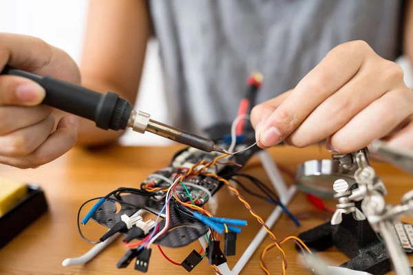 Homem usando soldagem para reparar drone — Fotografia de Stock