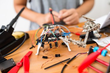 drone tamiri yapan erkek