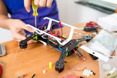 drone tamiri yapan erkek