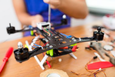 drone tamiri yapan erkek