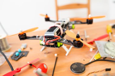 Yükleme dronun masada yakın çekim