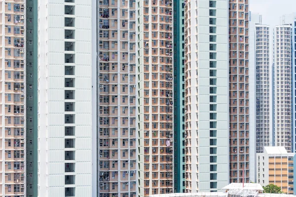 Fassade von mehrstöckigen Gebäuden — Stockfoto