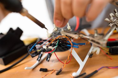drone onarmak için kaynak kullanan adam