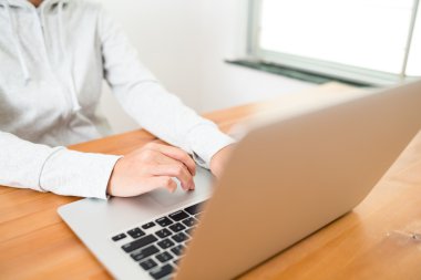 laptiop bilgisayar kullanan kadın