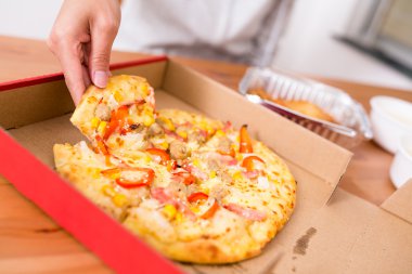 bir dilim pizza alarak kadın 