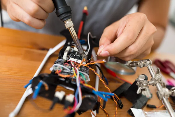 Homem usando soldagem para reparar drone — Fotografia de Stock