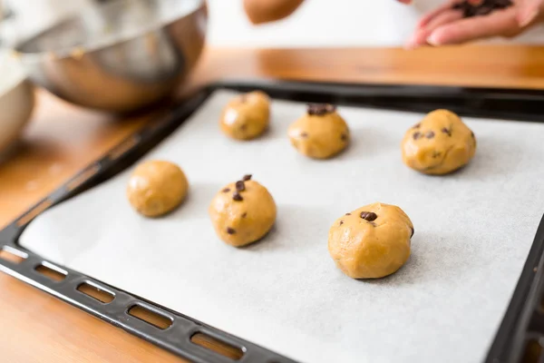 Poner galletas antes del horno —  Fotos de Stock