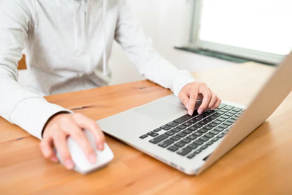 Woman using laptiop computer — Stock Photo, Image