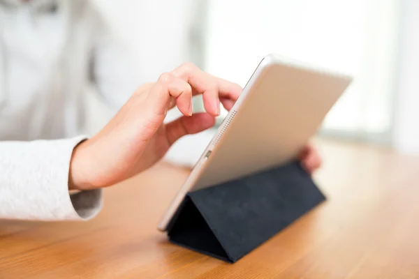 Woman using tablet computer at home — Stock Photo, Image