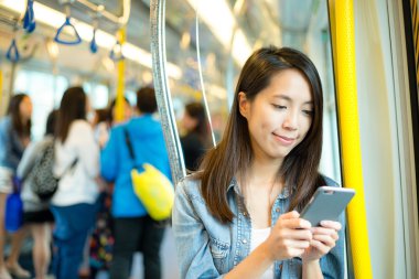 tren içinde cep telefonu kullanan kadın