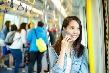 kadın tren içinde cep telefonu üzerinde söz 