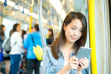 Kadın tren cep telefonu üzerinde SMS gönderme
