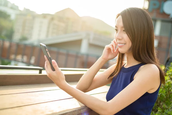 Woman using mobile phone at outdoor — Stock Photo, Image