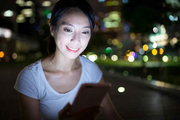 Donna che usa il cellulare di notte — Foto Stock