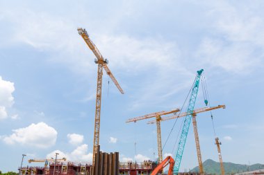 Vinçlerle inşaat alanı