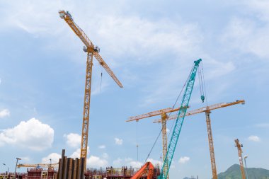 Vinçlerle inşaat alanı