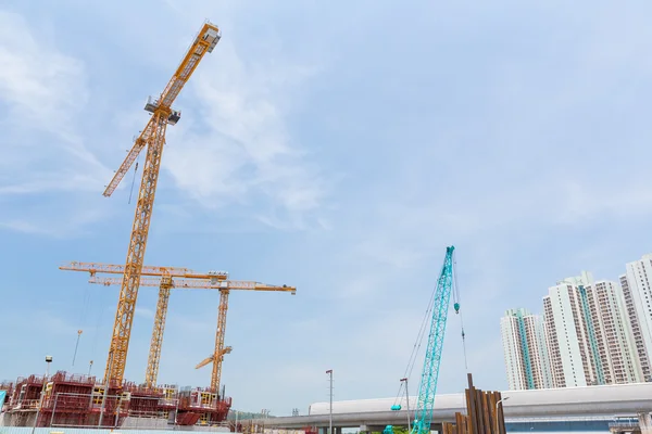 Construção civil com guindastes — Fotografia de Stock