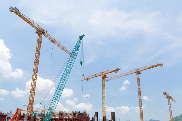 Construção civil com guindastes — Fotografia de Stock