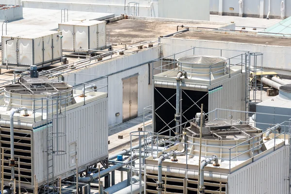 Unidad de aire acondicionado en la azotea del edificio — Foto de Stock