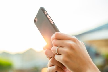 Akıllı telefon kullanan kadın 