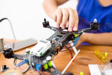 Yükleme dronun masada yakın çekim