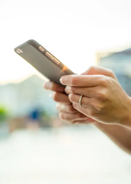 Mujer usando teléfono inteligente — Foto de Stock