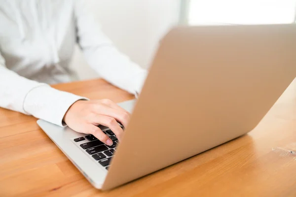 Woman using laptiop computer — Stock Photo, Image