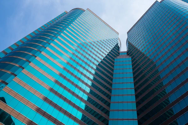 Edifícios de escritórios com paredes de vidro — Fotografia de Stock