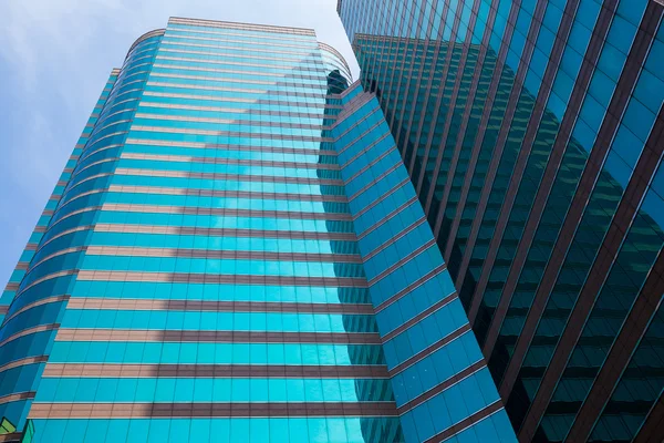 Kancelářské budovy s prosklenými stěnami — Stock fotografie