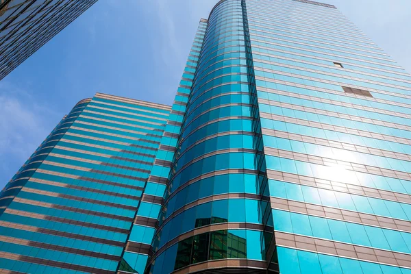 Edificios de oficinas con paredes de vidrio — Foto de Stock
