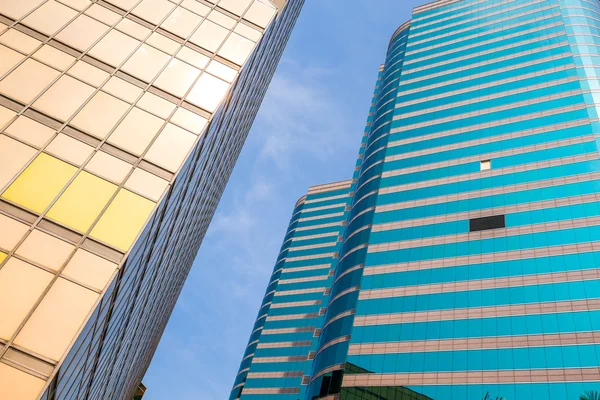 Immeubles de bureaux avec parois vitrées — Photo