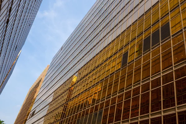 Edificios de oficinas con paredes de vidrio — Foto de Stock