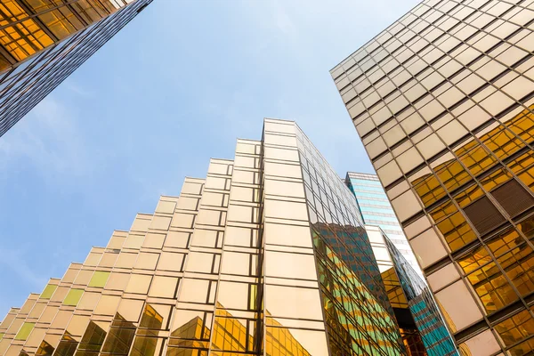 Edifícios de escritórios com paredes de vidro — Fotografia de Stock