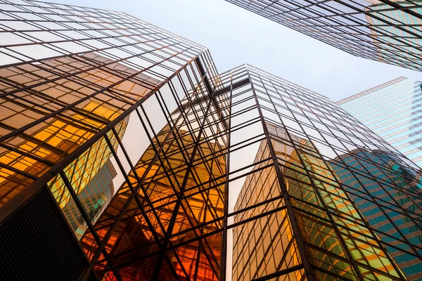 Edificios de oficinas con paredes de vidrio — Foto de Stock