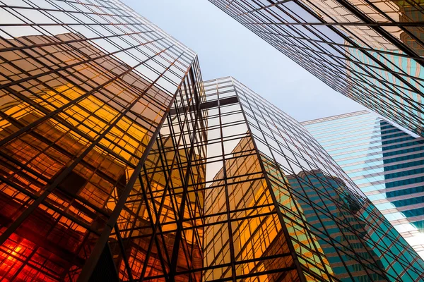 Edificios de oficinas con paredes de vidrio — Foto de Stock