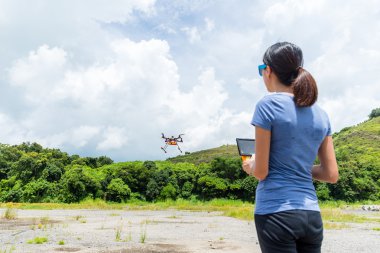 kadın kontrol dron quadcopter 