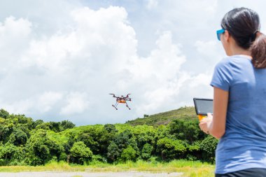 kadın kontrol dron quadcopter 