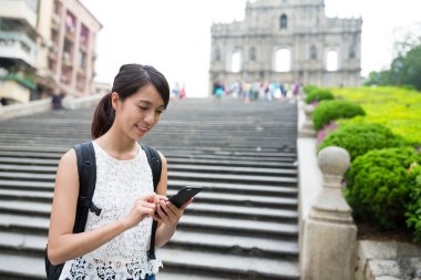 Macau cep telefonu kullanan kadın 