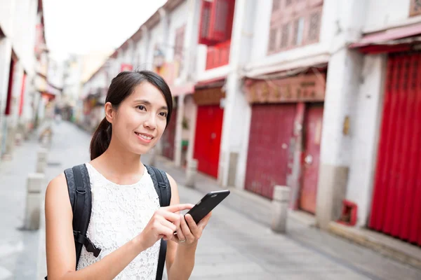 Woman searching something on mobile phone — Stock Photo, Image