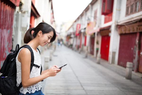 Mulher enviando SMS no celular — Fotografia de Stock