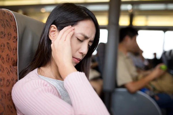 Kobieta uczucie ból głowy wewnątrz statku — Zdjęcie stockowe