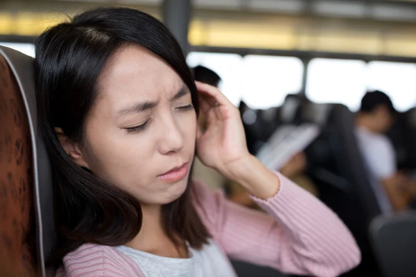 女子在渡轮上不适 — 图库照片