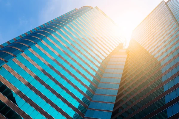 Edificios de oficinas con paredes de vidrio — Foto de Stock