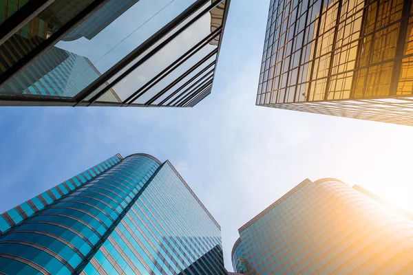 Edificios de oficinas con paredes de vidrio — Foto de Stock