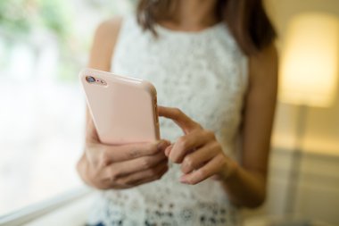 cep telefonuna SMS göndermek kadın 