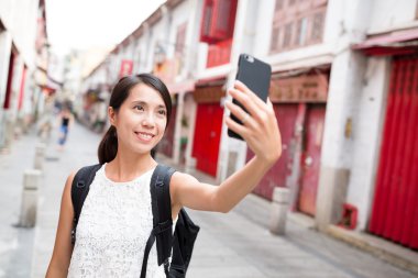 selfie tarafından cep telefonu alarak kadın