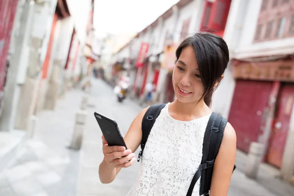 Mulher usando telefone celular — Fotografia de Stock