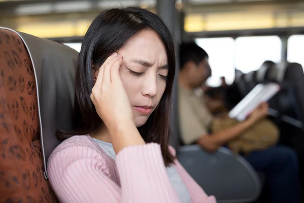 Kvinna som lider av huvudvärk på färjan — Stockfoto